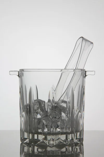 Cubo de hielo de vidrio sobre fondo blanco — Foto de Stock