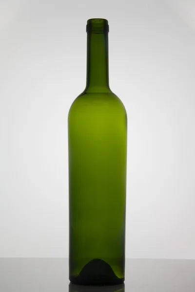 Пустая бутылка вина на белом фоне — стоковое фото