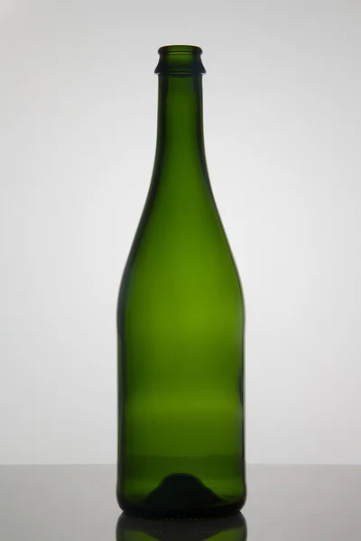 Άδειο μπουκάλι κρασί σε λευκό φόντο Royalty Free Φωτογραφίες Αρχείου