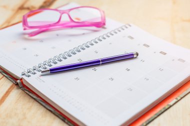 Defter ve kalem takvim biçimi gözlüklerle