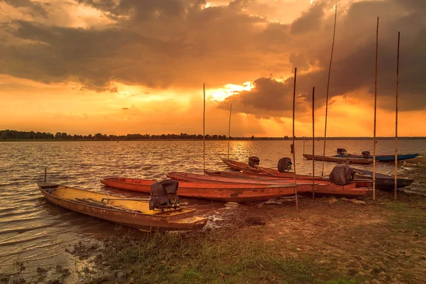 gün batımı arka plan üzerinde tekne