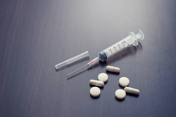 Tıbbi şırınga ve tıp hap 