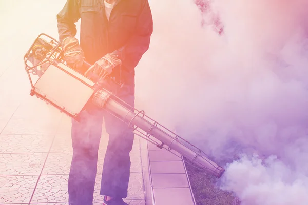 Yumuşak odak sivrisinek önlemek yaymak dang humması için ortadan kaldırmak için sisleme adam