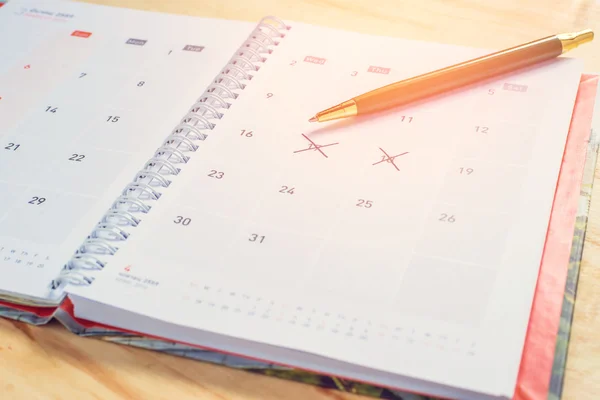 Defter ve kalem ile gözlük takvim biçimi