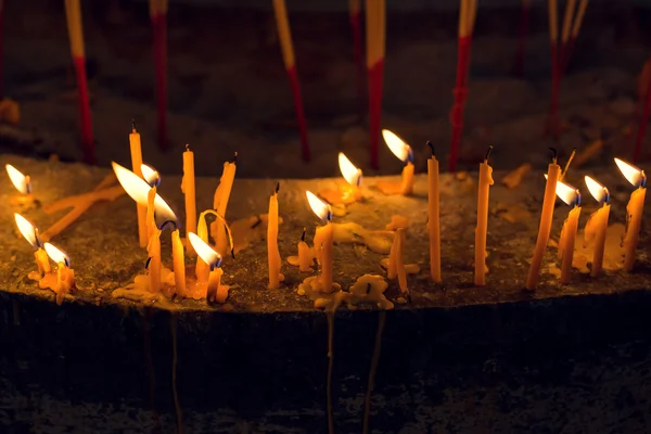 Budizm içinde dua için mum  