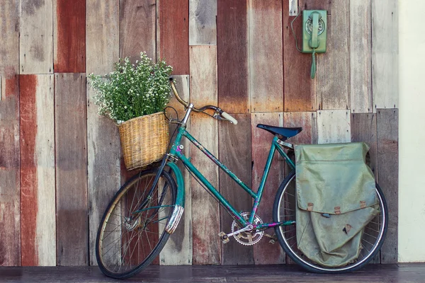 Yumuşak odak eski ahşap arka plan üzerinde bisiklet