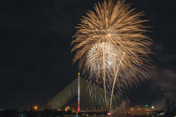 Bangkok, Tayland gece köprünün altından havai fişek