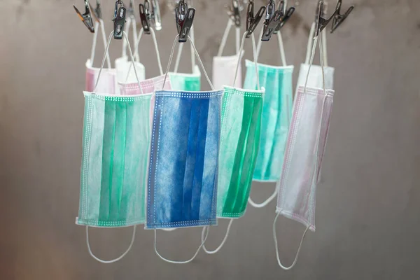 Kullanılan maskeler çamaşır ipinde asılı..