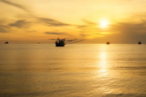 Sabahın köründe Tayland 'daki Khiri Khiri Koyu' nda güneş doğuyor.