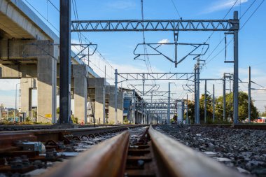 Demiryolu dizel trenleri raylara paralel gidiyor. Tayland 'da