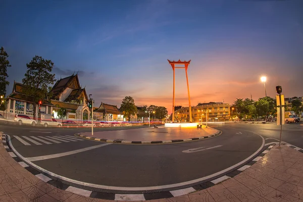 Templo de Suthat e o Giant Swing no Twilight Time, Bangkok, Tailândia — Fotografia de Stock