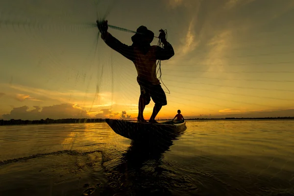 Pescadores y niños que pescan en el río una silueta de color dorado, Tailandia . — Foto de Stock