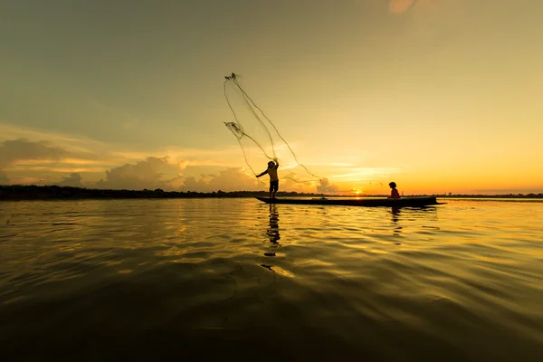 Balıkçılar ve nehirde balık tutma bir altın renkli siluet, Tayland çocuk.