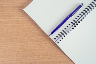 boş defter kalem ahşap masa arka plan üzerinde ile