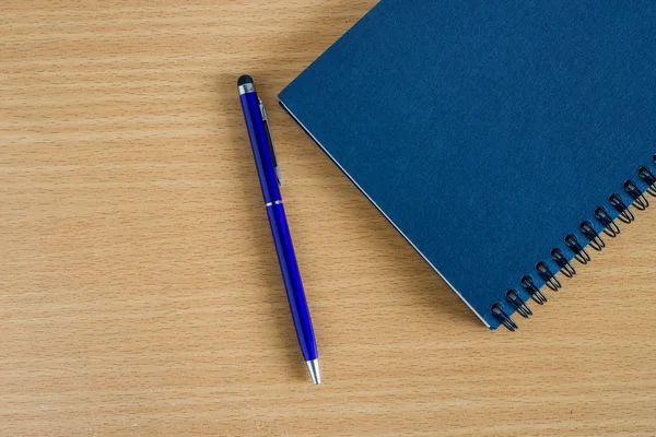 Cuaderno en blanco con bolígrafo sobre mesa de madera —  Fotos de Stock