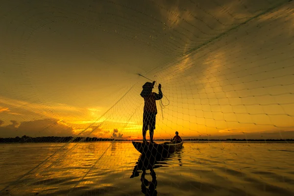 Gölde balık tutarken balıkçılar iş başında