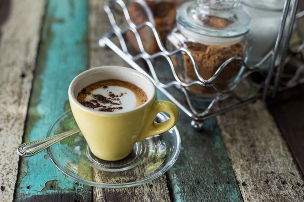 Tahta arka planda bir fincan kahve.