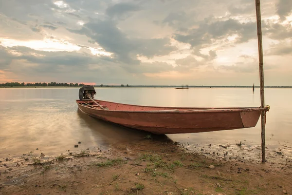 Kırsal kesimde balıkçı teknesi