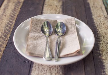 Eski ahşap zemin üzerine kaşıkla plaka