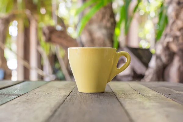 Eine Tasse Kaffee auf dem Holztisch — Stockfoto