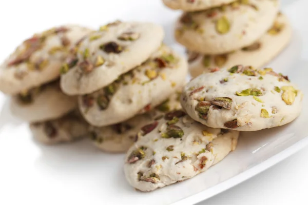 Galletas de mantequilla con pistachos en un plato Fotos de stock libres de derechos