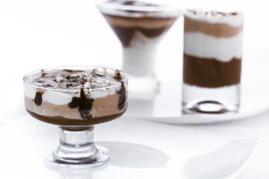 Üç renkli çikolata Mousse