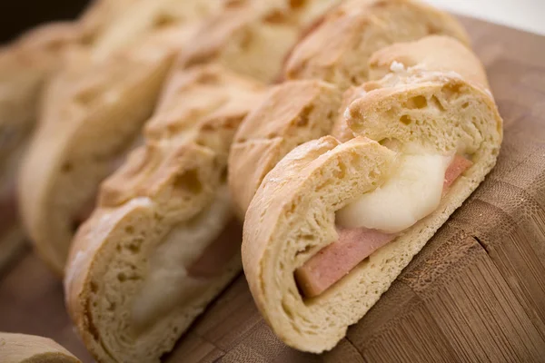 Stromboli - italienisches Sandwich gefüllt mit Schinken und Käse — Stockfoto