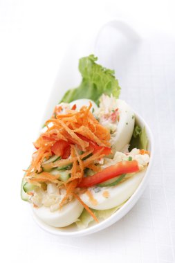 Kabın içinde karışık sebze salatası