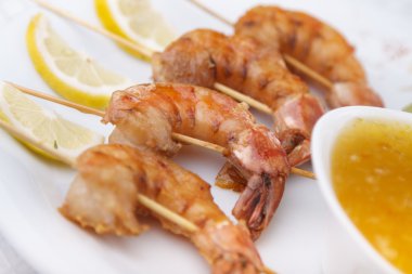 Karides Scampi Skeweres sosu ile