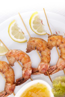 Karides Scampi Skeweres sosu ile