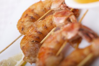 Karides Scampi Skeweres sosu ile
