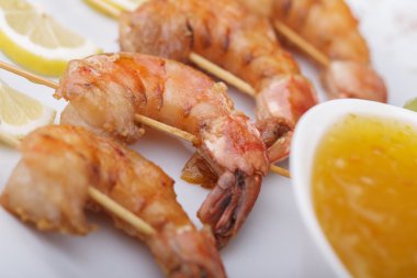 Karides Scampi Skeweres sosu ile