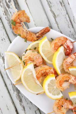 Karides Scampi Skeweres sosu ile