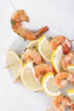 Karides Scampi Skeweres sosu ile