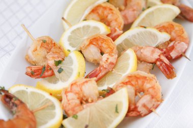 Karides Scampi Skeweres sosu ile