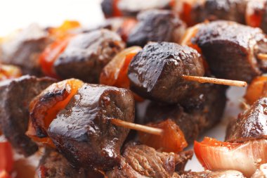 Bir plaka üzerinde ızgara sulu saptırılmış kebab.