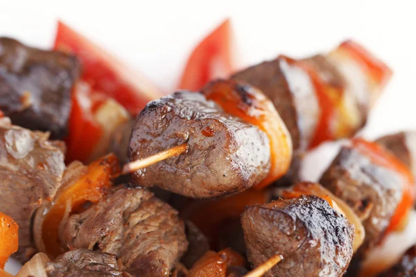 Bir plaka üzerinde ızgara sulu saptırılmış kebab.