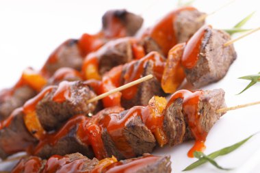 Bir plaka üzerinde ızgara sulu saptırılmış kebab.
