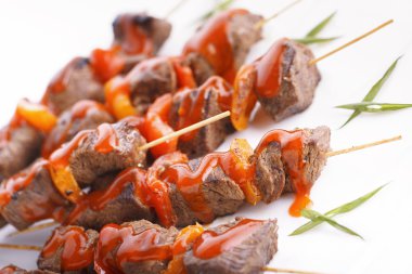 Bir plaka üzerinde ızgara sulu saptırılmış kebab.