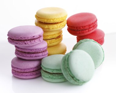 Beyaz arka plan üzerinde renkli Fransız macarons