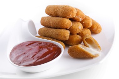 domates soslu kızarmış lezzetli mozzarella çubuğu