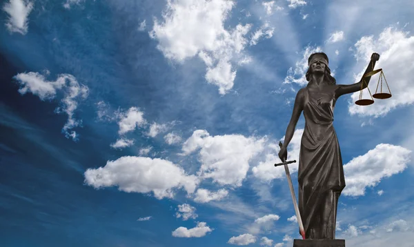 Justitia özgürlük hukuk