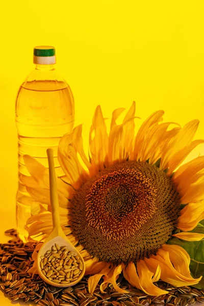Подсолнечное Масло Пластиковой Бутылке Семена Цветок Желтом Фоне Высокое Качество — стоковое фото