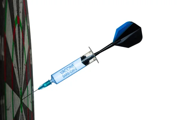 Een wegwerpspuit in de vorm van een pijl met de inscriptie Vaccin in het bulls eye van een dartbord geïsoleerd op een witte achtergrond. Concept van het coronavirusvaccin — Stockfoto