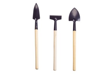 Bitki yetiştirme araçları beyaz arka planda izole edildi, kürek, tırmık, kepçe, ahşap saplı metal alet