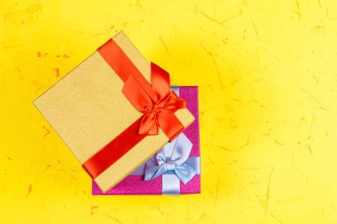 Beton zemin üzerinde renkli kare hediye kutuları, düz konum, üst görünüm