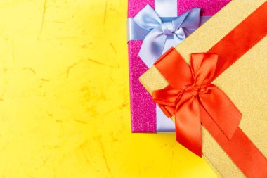 Beton zemin üzerinde renkli kare hediye kutuları, düz konum, üst görünüm