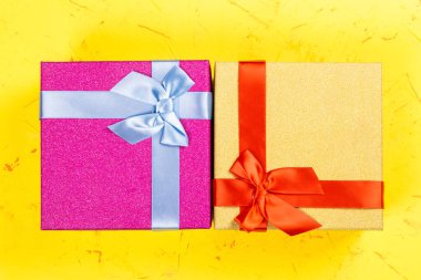 Beton zemin üzerinde renkli kare hediye kutuları, düz konum, üst görünüm