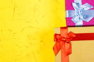 Beton zemin üzerinde renkli kare hediye kutuları, düz konum, üst görünüm