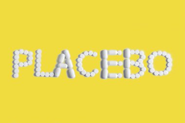 Plasebo moda renklerde tıbbi bir kavramdır. Tabletler PLACEBO.Ultimate Gray ve Aydınlatıcı kelimesiyle dolu.